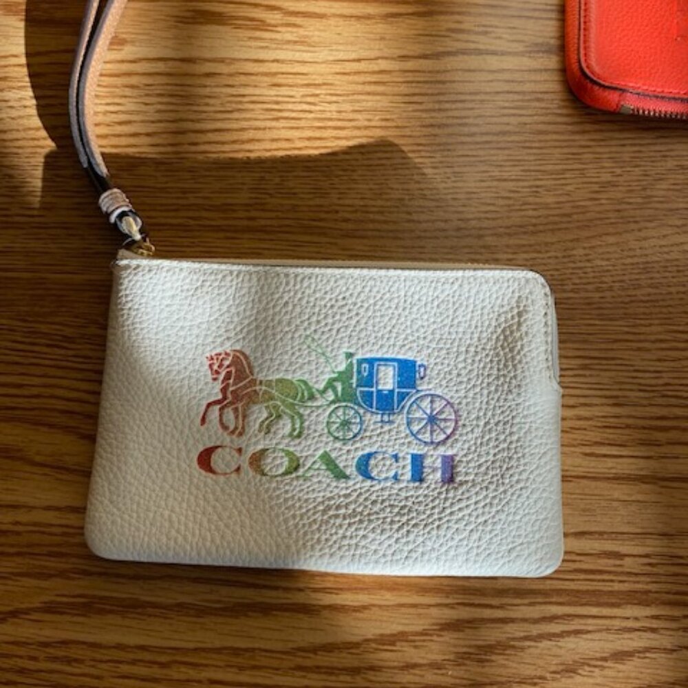 CORNER ZIP WRISTLET WITH RAINBOW HORSE AND CARRIAGE (COACH 3288) IM/CHALK MULTI